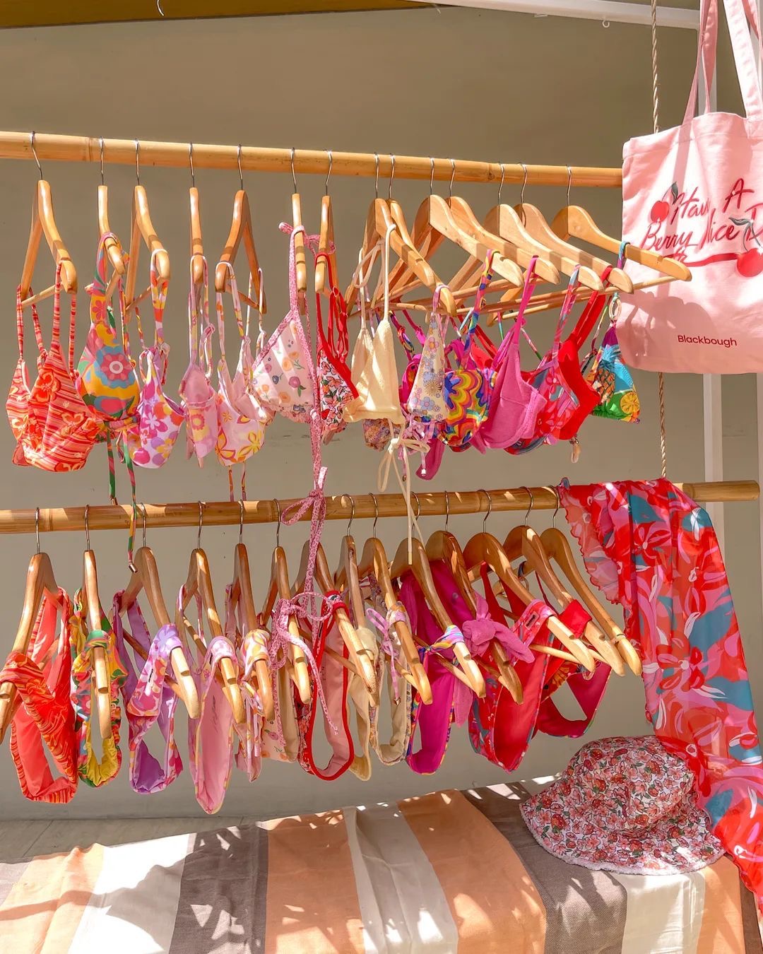 Collection de bikinis colorés et fleuris suspendus.
