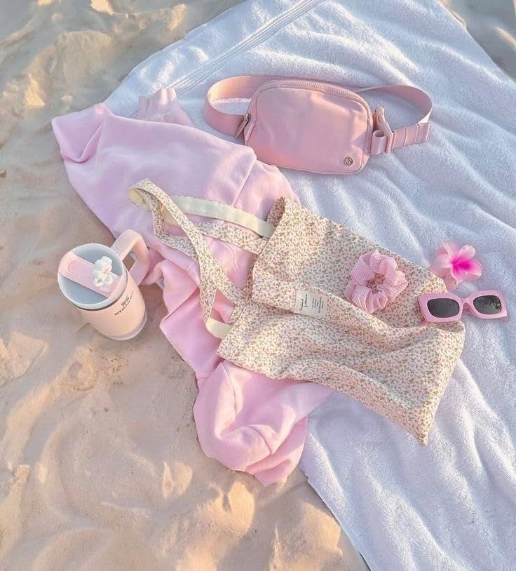 Composition de style flat lay sur le sable.