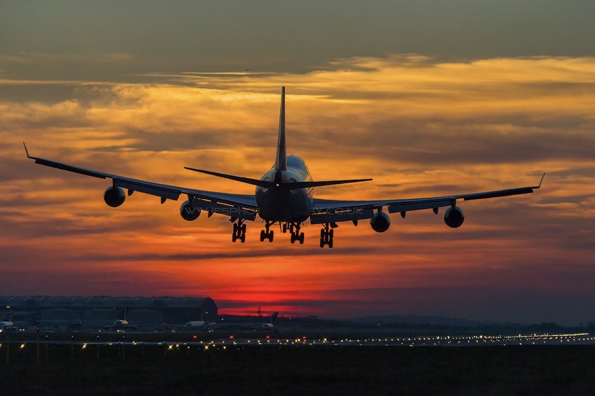Avion dans le ciel pendant un merveilleux couché du soleil.